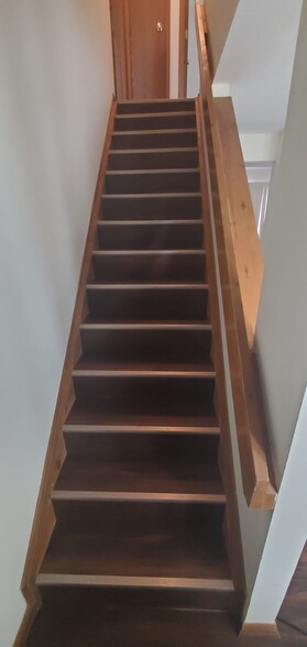 Stairs leading to 2nd floor - 890 Worthington Woods Blvd