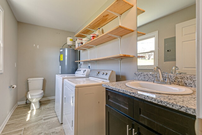 Building Photo - 212 Hillview Dr