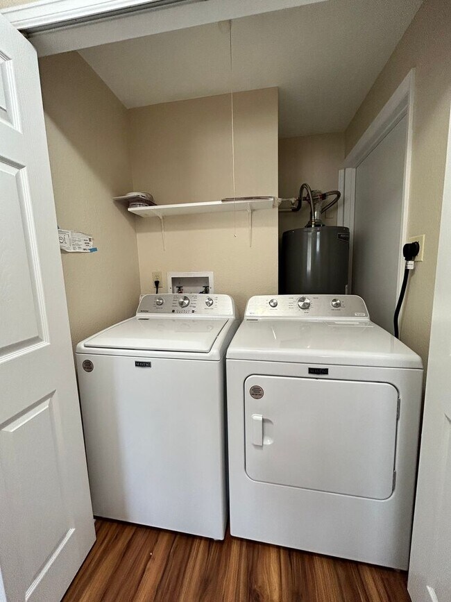 Building Photo - Recently Remodeled 2Bd/2Ba with Attached G...