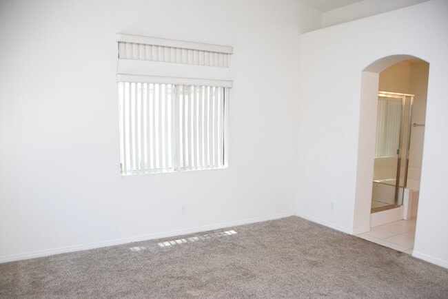 Building Photo - 1 STORY HOME IN GATED SE COMMUNITY