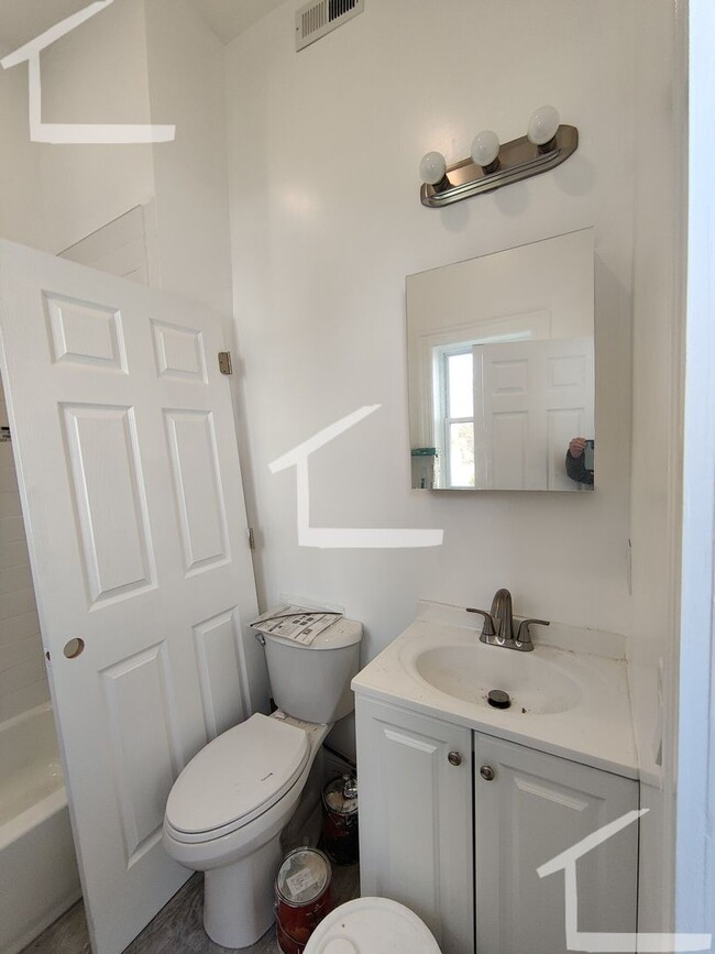 Building Photo - Huge 4 bed in Somerville