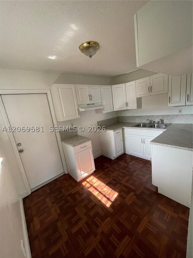 Building Photo - 3677 Florida 3677