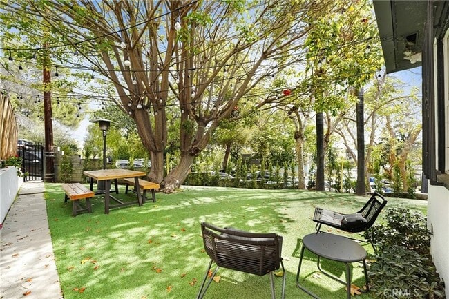 Building Photo - 2822 1/2 Waverly Drive Unit