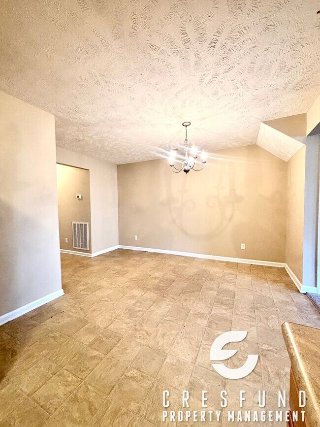 Building Photo - Spacious 3 Bed 2.5 Bath Townhouse - AVAILABLE FOR MOVE IN NOW!