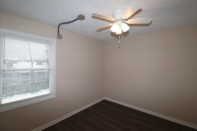 Building Photo - 310 E Edgewood Dr