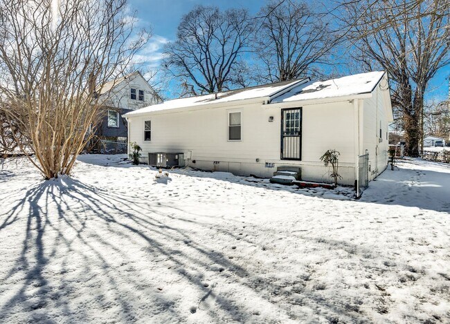 Building Photo - 3 Bed 2 Bath House w/Fenced Yard in East N...