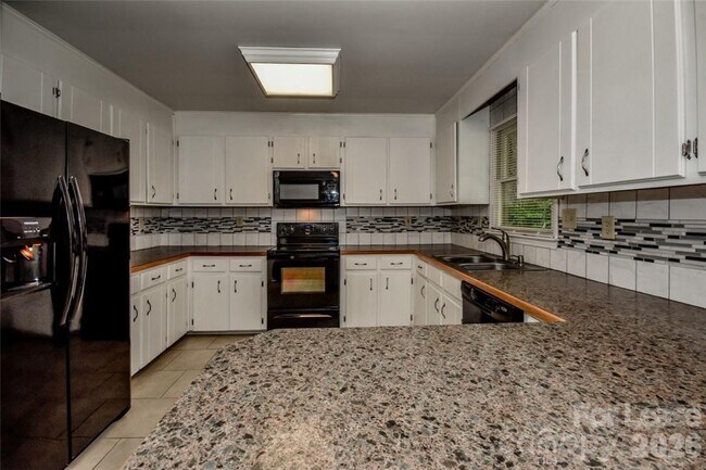 Building Photo - 7730 Deer Track Dr