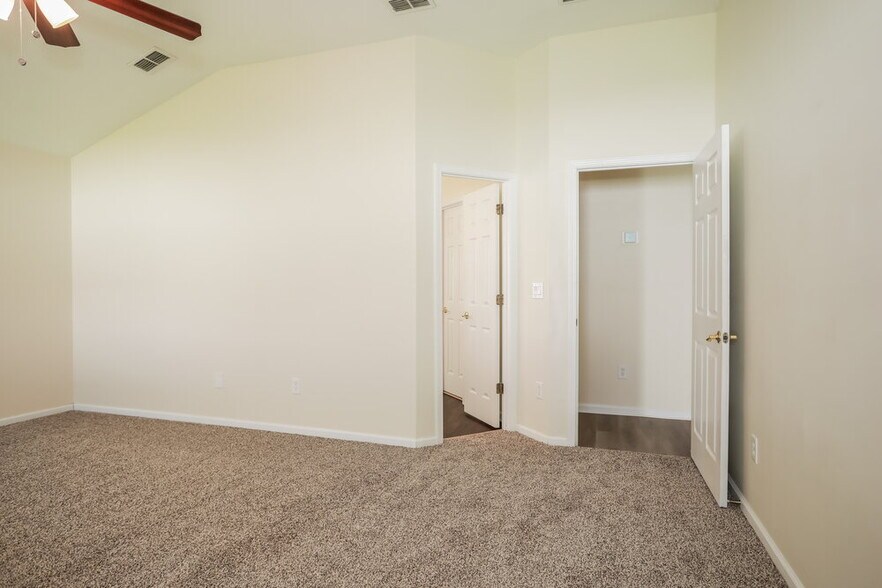 Building Photo - 3460 Live Oak Hollow Dr