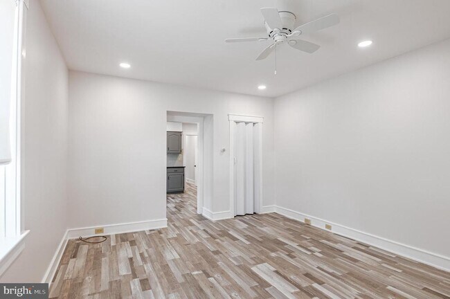 Building Photo - 910 E Bellevue Ave