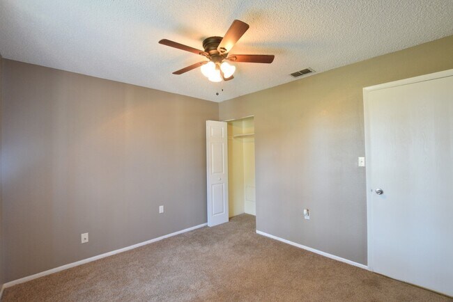 Building Photo - 870 Farrington Dr