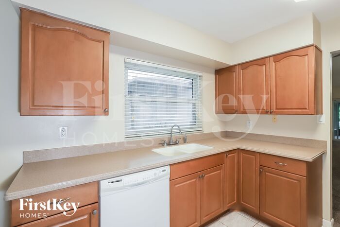 Building Photo - 1739 Lakeview Village Dr