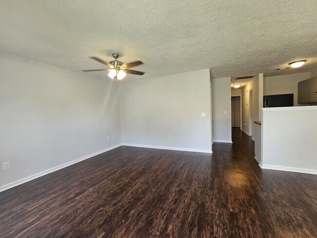 Building Photo - 117 Hunt Club Ct