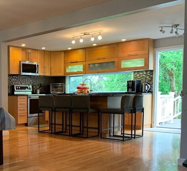 Building Photo - 31 Hunnewell St