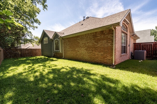 Building Photo - 5022 Enclave Ct