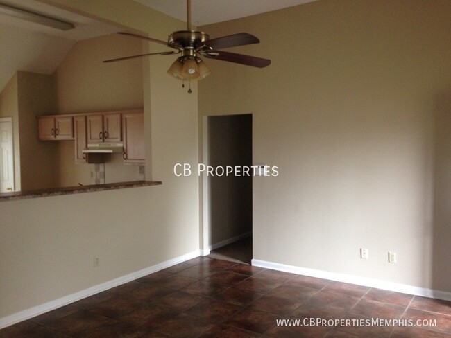 Building Photo - 4 bedroom with an open & spacious floorplan!