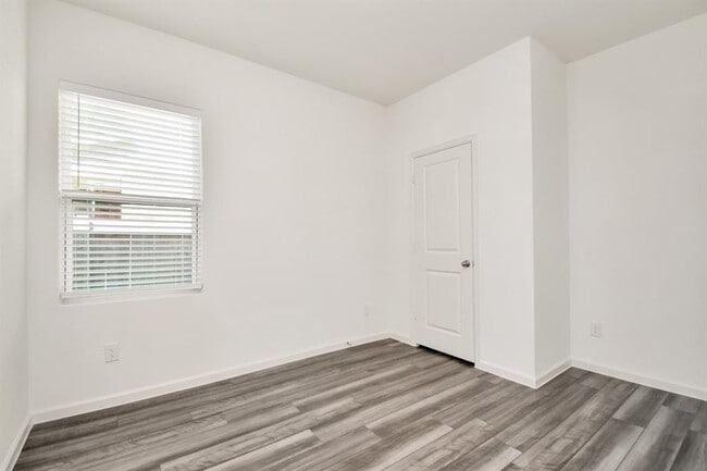 Building Photo - 7807 Royalwood Dr