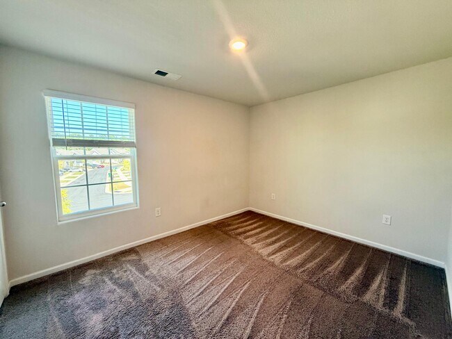 Building Photo - 6200 Lowe Ln