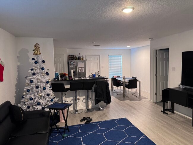 Building Photo - 10415 Welder Oak