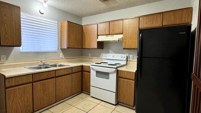 Building Photo - Second floor 2/1 Available for Move in! Affordable and Conveniently Located!