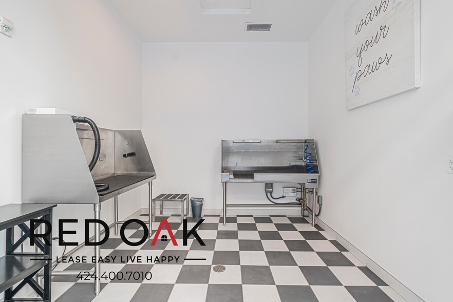 Building Photo - 1860 N Western Ave