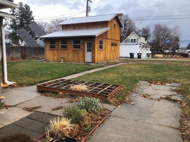 Building Photo - Charming Southside Cottage with Spacious G...