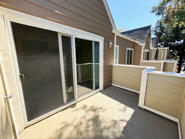 Building Photo - 120 Reflections Dr