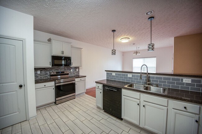 Building Photo - Beautiful home available today!