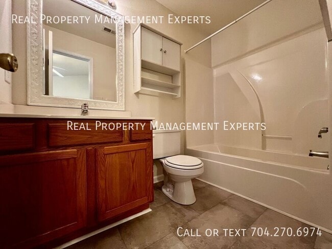Building Photo - 9615 Little Leaf Dr-