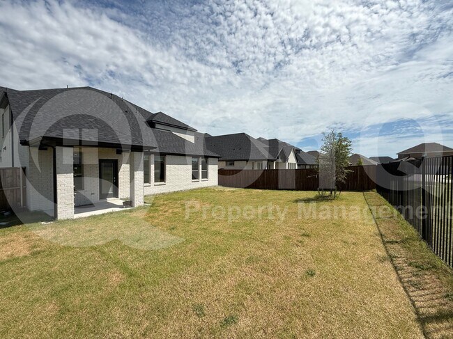 Building Photo - 405 Loganberry Dr