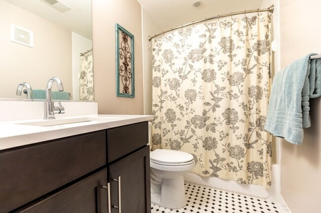 Building Photo - Beautiful 2 Bed/2 Bath Condo Rental - Conv...