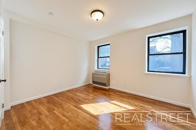Building Photo - Spacious 2 Bedroom in Williamsburg!