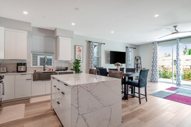 Building Photo - Fully Furnished 3BD/2BA Home with Solar – ...