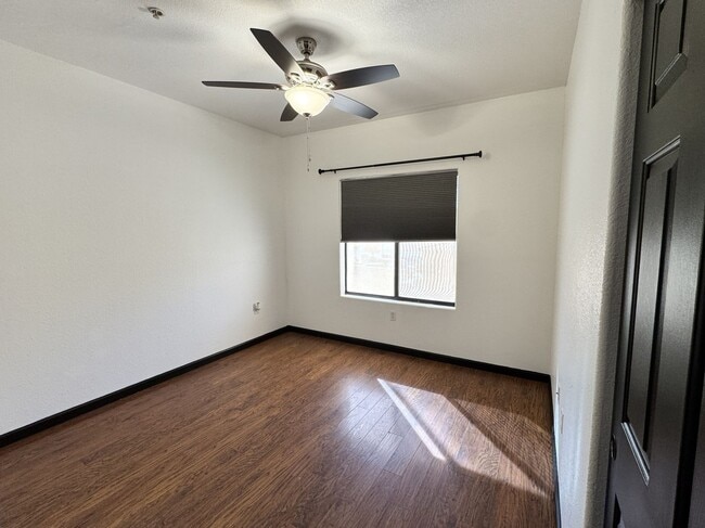 Building Photo - Modern Remodeled Condo with 3 Ensuite Bedr...