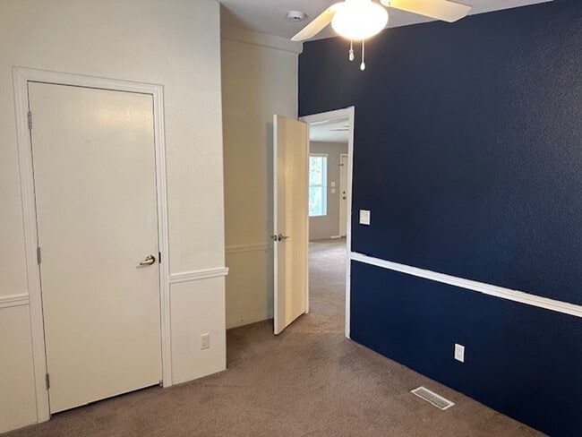 Building Photo - Stylish 3-Bed Home with Backyard & Garage!