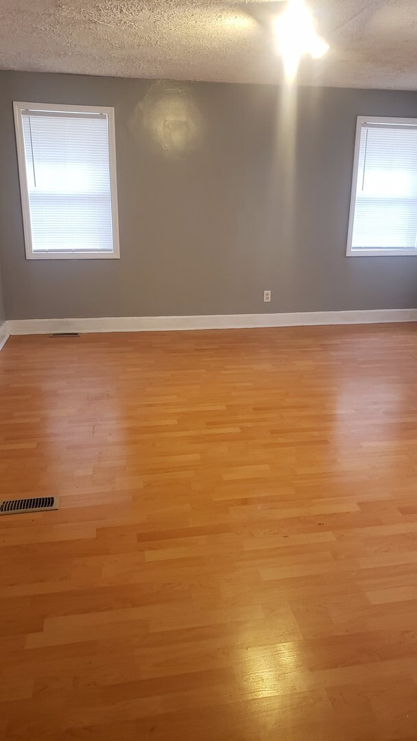 Building Photo - 2 bedroom/1 bath