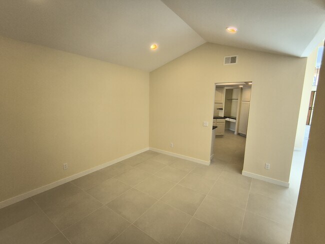 Building Photo - 462 Avenida Adobe