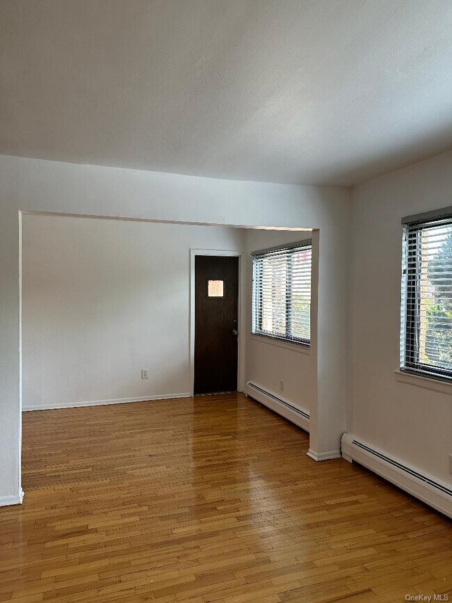 Building Photo - 7 E Lawrence Park Dr