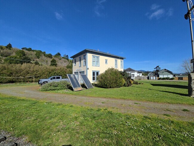 Building Photo - 2754 Van Duzen St