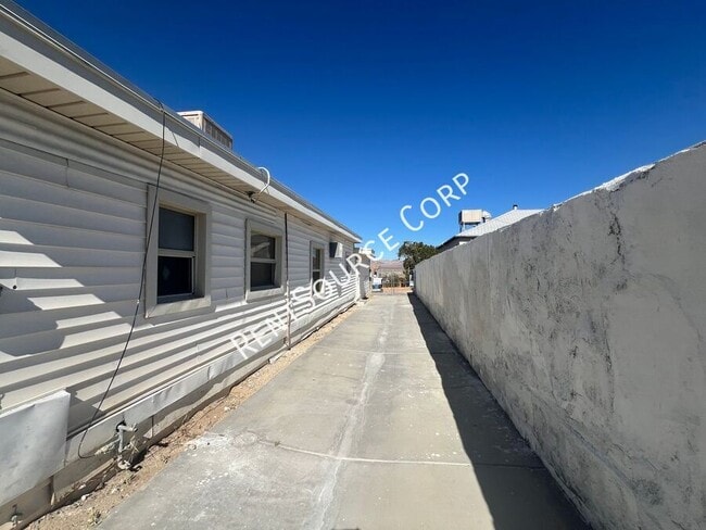 Building Photo - 920 Flora St