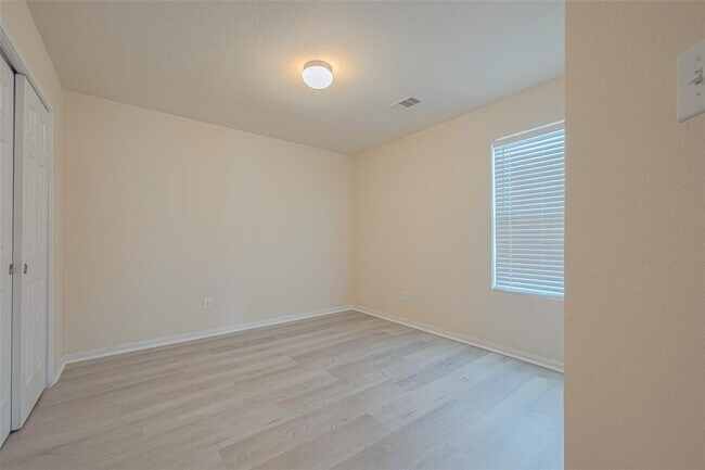 Building Photo - 18402 Each Elm Way