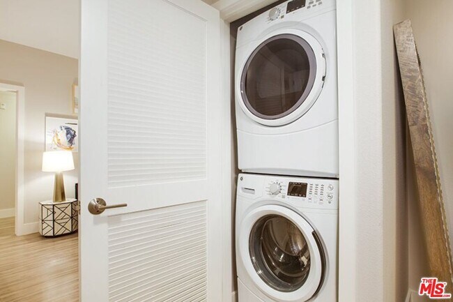 Building Photo - 5553 W 6th St