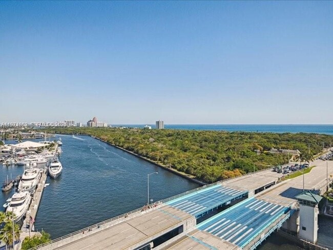 Building Photo - 2670 E Sunrise Blvd