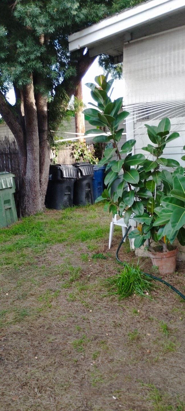 Building Photo - 216 S Almansor St