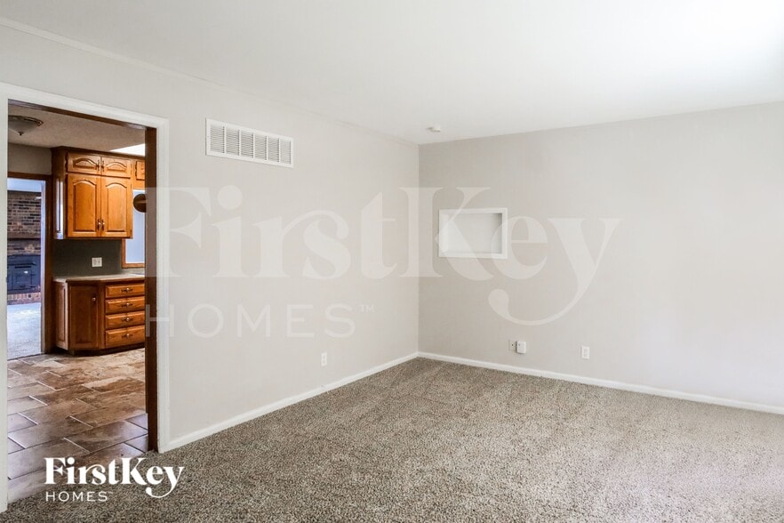 Building Photo - 6900 Fairlane Dr