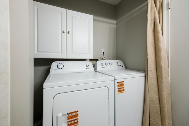 Building Photo - Completely Renovated 4 Bedroom/2 Bath Property off of Staples Mill Rd.! ****Available Beginning o...