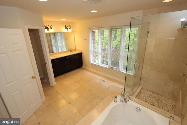 Building Photo - 10208 Sorrel Ave