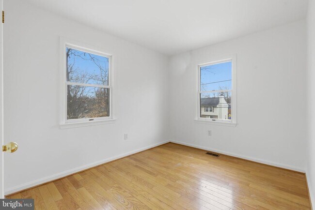 Building Photo - 4904 Hollywood Rd