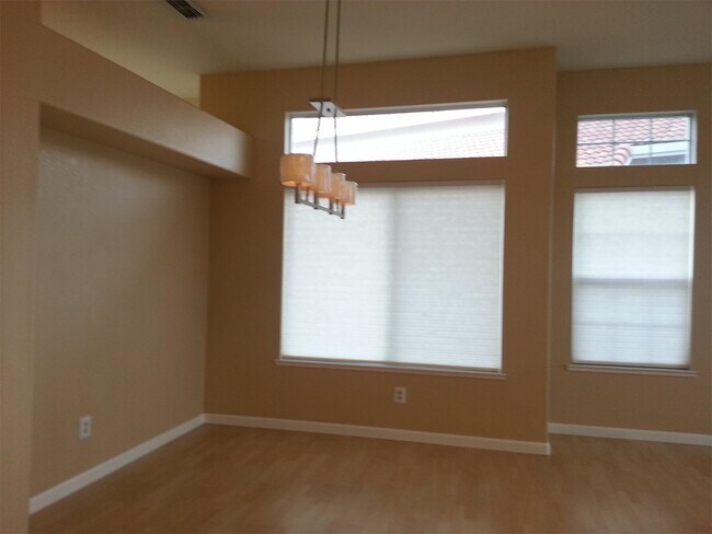 Building Photo - 2556 Du Bois Dr