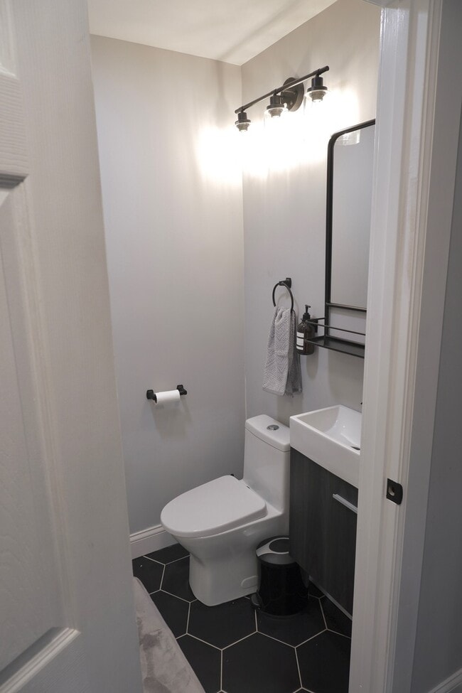 Building Photo - 2944 N Ridgeway Ave