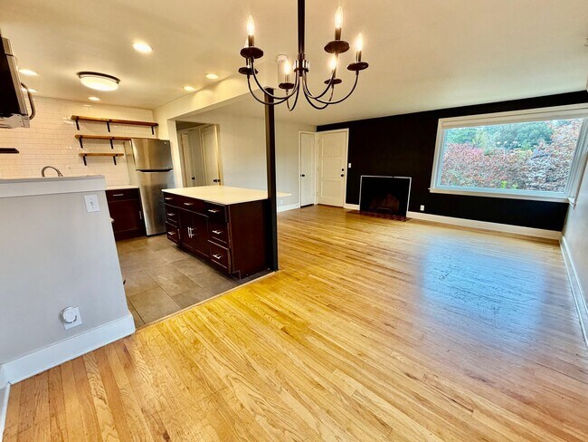 Building Photo - 2115 33rd Ave W